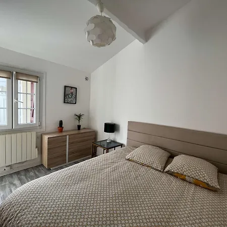Charming 3-bedroom House With Terrace Near Paris *