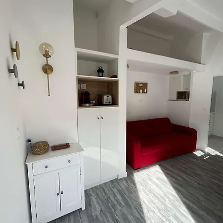 Holiday home Charming 3-bedroom House With Terrace Near Paris *