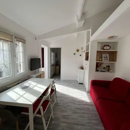 Charming 3-bedroom House With Terrace Near Paris *