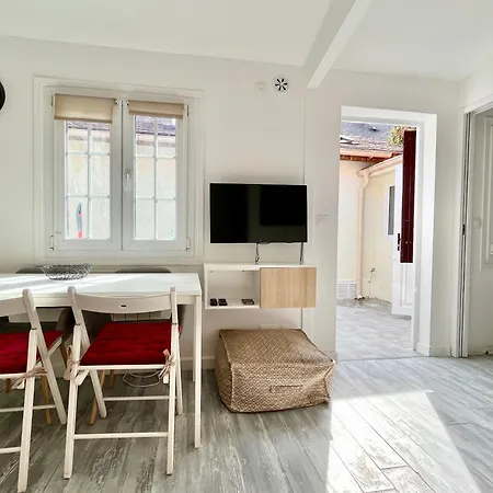 Charming 3-bedroom House With Terrace Near Paris בית נופש