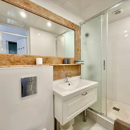 בית נופש Charming 3-bedroom House With Terrace Near Paris *