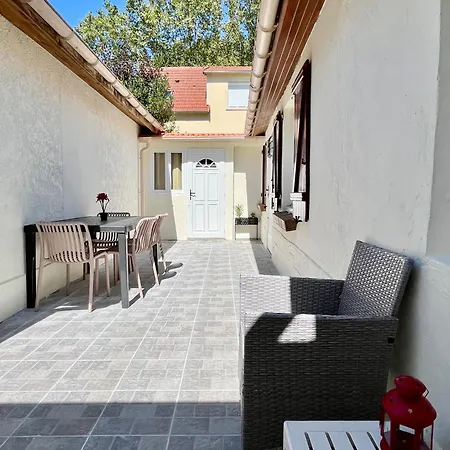 Charming 3-bedroom House With Terrace Near Paris בית נופש *